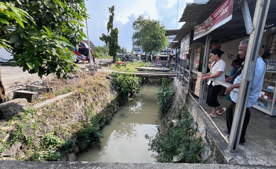 Diduga Tercemar Limbah, Warga Keluhkan Bau Menyengat di Sungai Terminal Pakupatan
