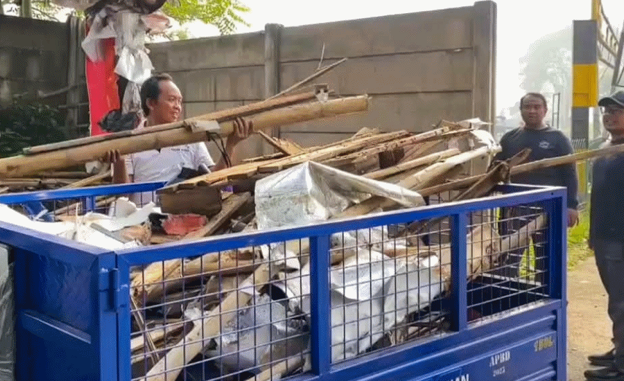 Personel Gabungan Bersihkan Puing Bangunan Liar di Dekat Ponpes Al Istiqlaliyyah Cilongok