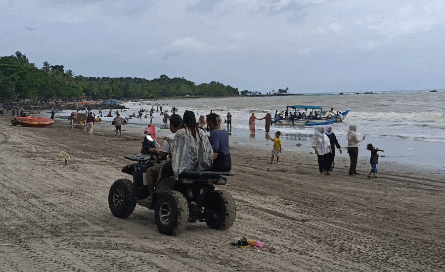Libur Panjang, Wisatawan Padati Pantai Batu Saung Cinangka Libur Panjang, Wisatawan Padati Pantai Batu Saung Cinangka