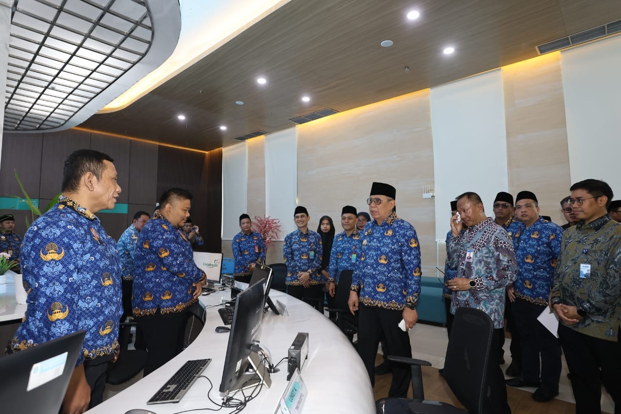 Wali Kota Benyamin Davnie meninjau pelayanan layanan Adminduk di Loket Disdukcapil