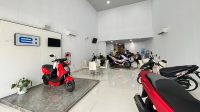 Sejumlah sepeda motor Honda terpajang di salah satu dealer milir PT WahanaArtha Ritelindo (WARI).
