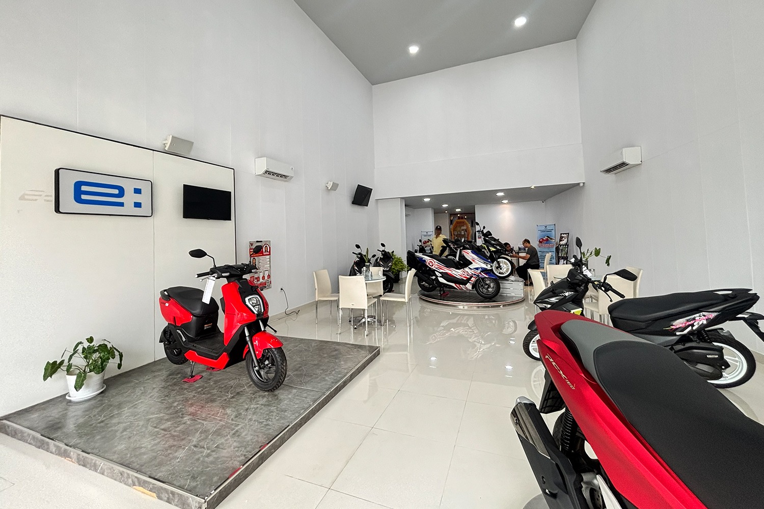 Sejumlah sepeda motor Honda terpajang di salah satu dealer milir PT WahanaArtha Ritelindo (WARI).