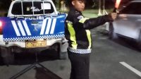 Anggota Satlantas Polres Tang melakukan penyisiran ranjau paku di sejumlah ruas jalan rawan.