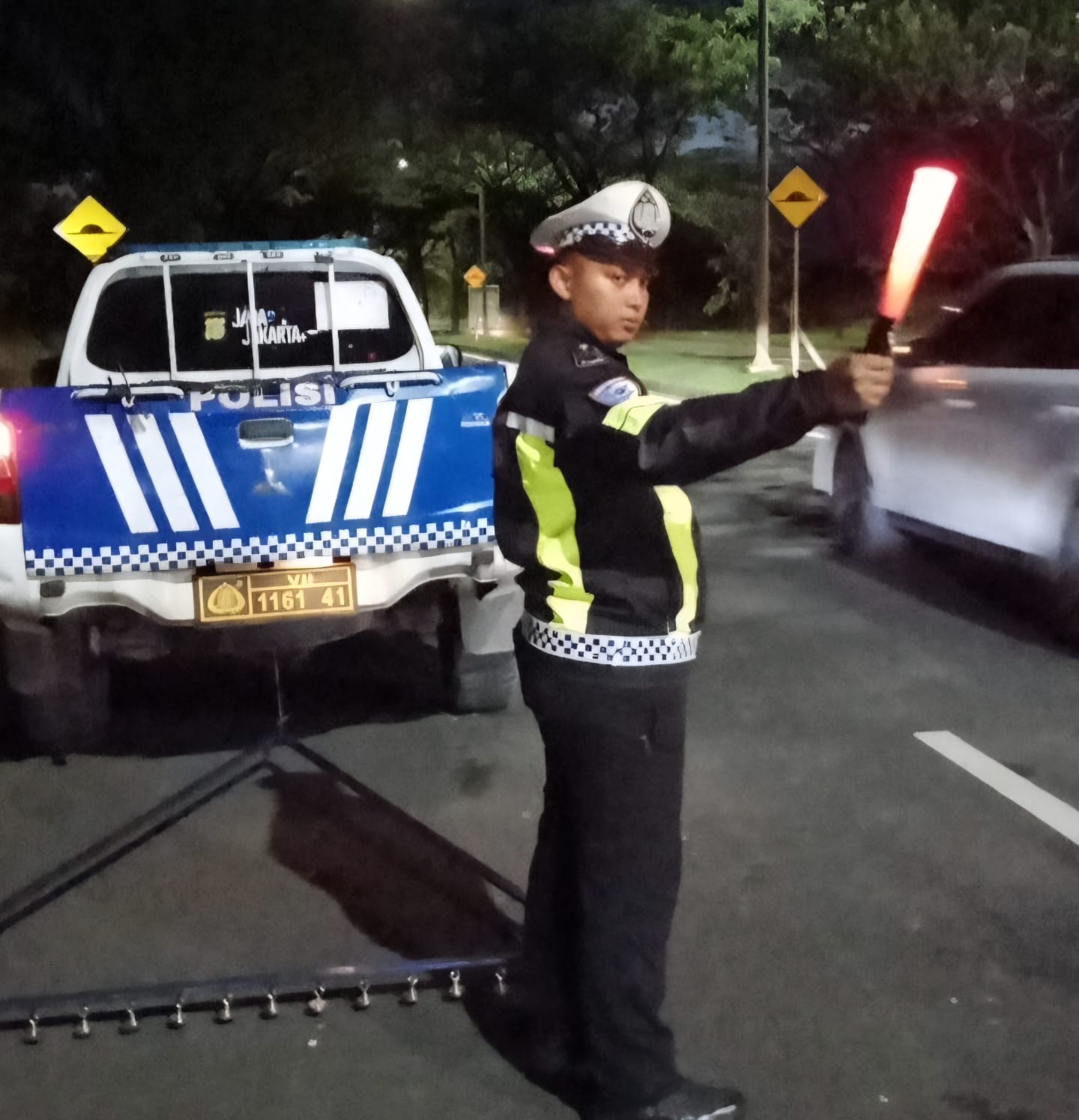 Anggota Satlantas Polres Tang melakukan penyisiran ranjau paku di sejumlah ruas jalan rawan.