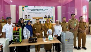 Wakil Bupati Tangerang, Intan Nurul Hikmah menyerahkan bantuan peralatan usaha kepada pelaku UMKM yang beraktivitas di kawasan RTH Tigaraksa, Senin 26 Mei 2026.