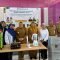 Wakil Bupati Tangerang, Intan Nurul Hikmah menyerahkan bantuan peralatan usaha kepada pelaku UMKM yang beraktivitas di kawasan RTH Tigaraksa, Senin 26 Mei 2026.
