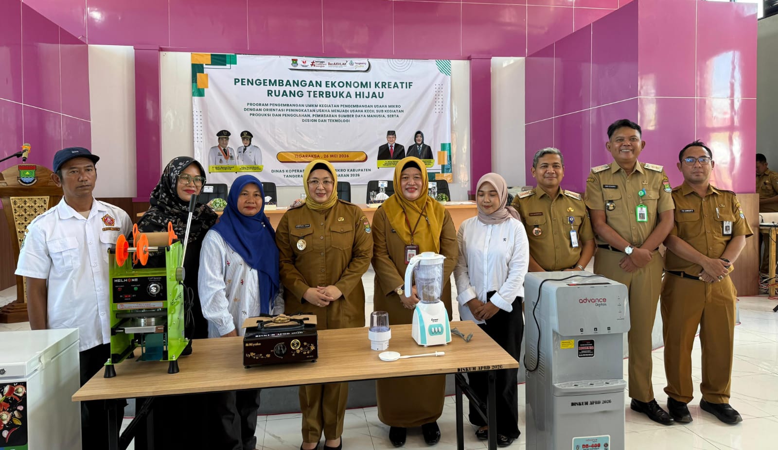 Wakil Bupati Tangerang, Intan Nurul Hikmah menyerahkan bantuan peralatan usaha kepada pelaku UMKM yang beraktivitas di kawasan RTH Tigaraksa, Senin 26 Mei 2026.