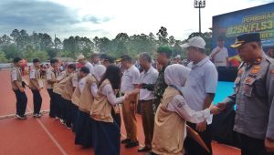 Para siswa berprestasi di bidang teknologi Robotik menyalami Wali kota Tangerang, Sachrudin dan jajaran Forkominda dalam gelaran O2SN) dan FLS3N tingkat SD dan SMP di Stadion Benteng Reborn, Senin, 25 Mei 2026.