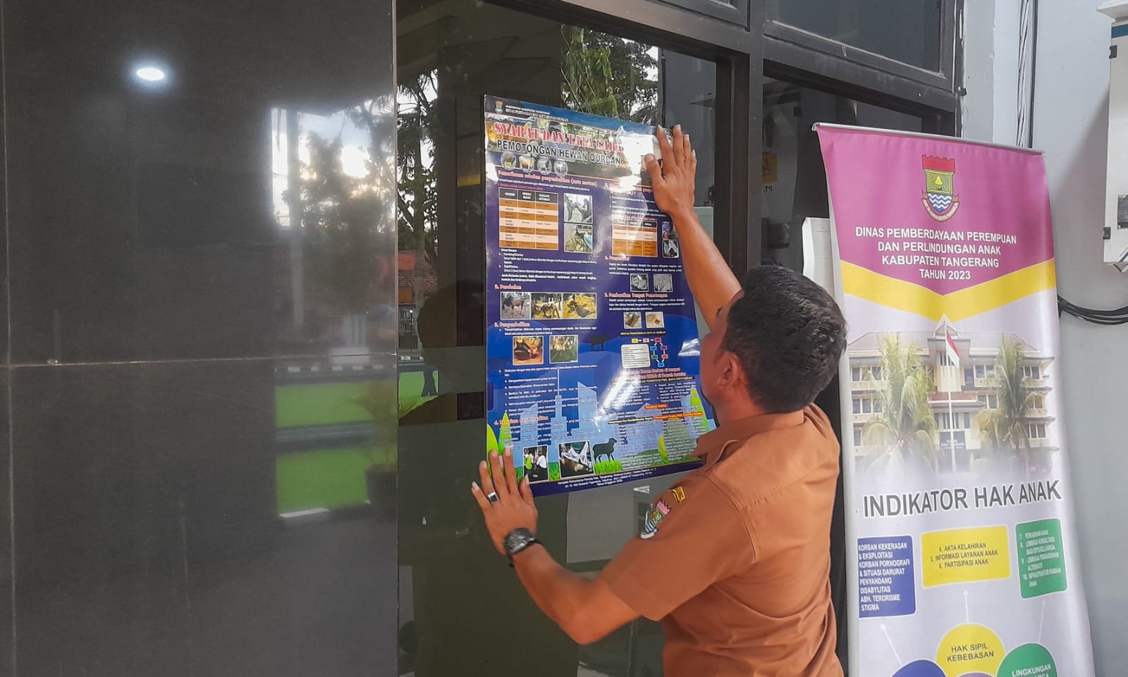 Kantor Kecamatan Kemiri pasang sosialisasi resmi tata cara pemotongan hewan kurban 2026. Kenali ciri hewan sehat, bebas Anthrax, dan penanganan PMK di sini!