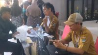Warga Desa Talaga, Kecamatan Cikupa, memanfaatkan program jemput bola pembuatan akta kelahiran yang belum mempunyainya. Randy/Bantenekspres.co.id