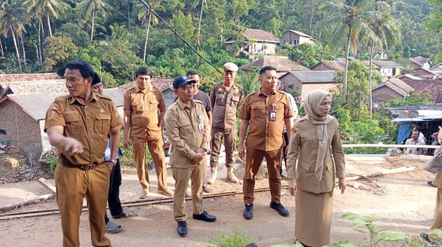 Bupati Serang Ratu Rachmatuzakiyah bersama Kepala DPUPR Kabupaten Serang Ronny Natadipraja, meninjau langsung jembatan yang rusak akibat bencana hidrometeorologi beberapa hari lalu. Foto : Agunggumelar/Bantenekspres.co.id