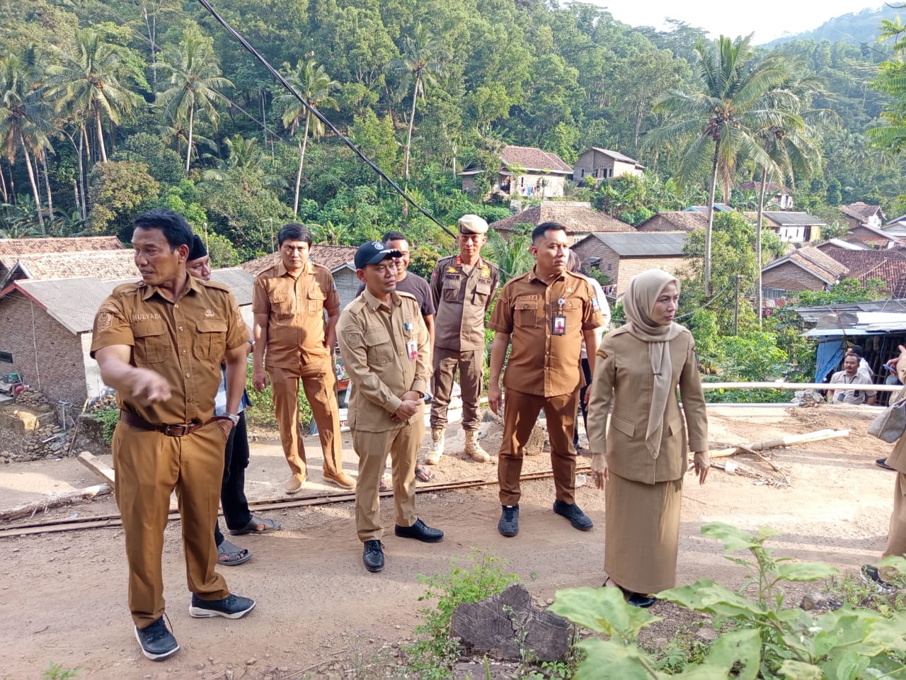 Bupati Serang Ratu Rachmatuzakiyah bersama Kepala DPUPR Kabupaten Serang Ronny Natadipraja, meninjau langsung jembatan yang rusak akibat bencana hidrometeorologi beberapa hari lalu. Foto : Agunggumelar/Bantenekspres.co.id