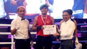 Wali Kota Tangerang, Sachrudin memberikan penghargaan bagi peserta Youth Combat Championship Volume I yang digelar di Kopi Bajawa Flores, Kota Tangerang, Minggu, 31 Mei 2026.