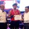 Wali Kota Tangerang, Sachrudin memberikan penghargaan bagi peserta Youth Combat Championship Volume I yang digelar di Kopi Bajawa Flores, Kota Tangerang, Minggu, 31 Mei 2026.