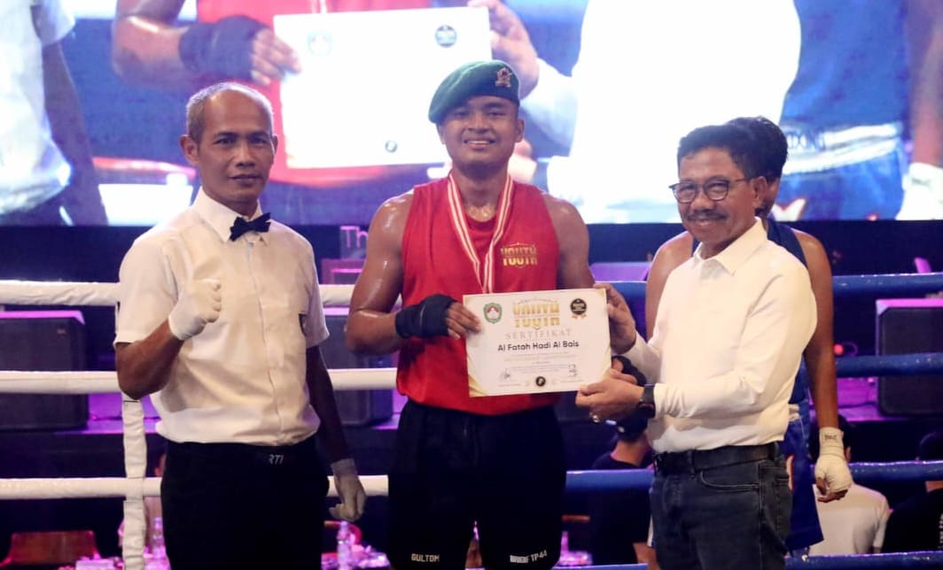 Wali Kota Tangerang, Sachrudin memberikan penghargaan bagi peserta Youth Combat Championship Volume I yang digelar di Kopi Bajawa Flores, Kota Tangerang, Minggu, 31 Mei 2026.