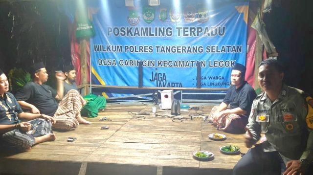 Bhabinkamtibmas Desa Caringin, Brigadir Eka Martin Ramdani berbincang dengan warga di Poskamling. Humas Polres Tangsel For Bantenekspres.co id