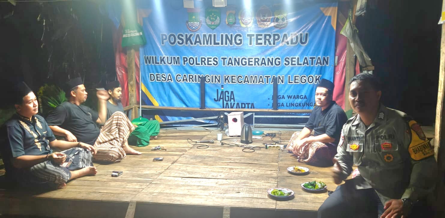 Bhabinkamtibmas Desa Caringin, Brigadir Eka Martin Ramdani berbincang dengan warga di Poskamling. Humas Polres Tangsel For Bantenekspres.co id