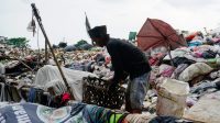 Salah satu warga sedang memilah sampah