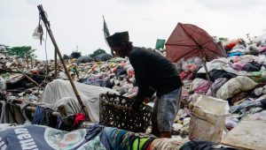 Salah satu warga sedang memilah sampah