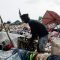 Salah satu warga sedang memilah sampah