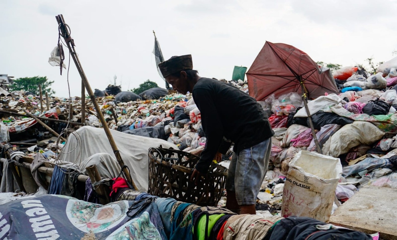 Salah satu warga sedang memilah sampah