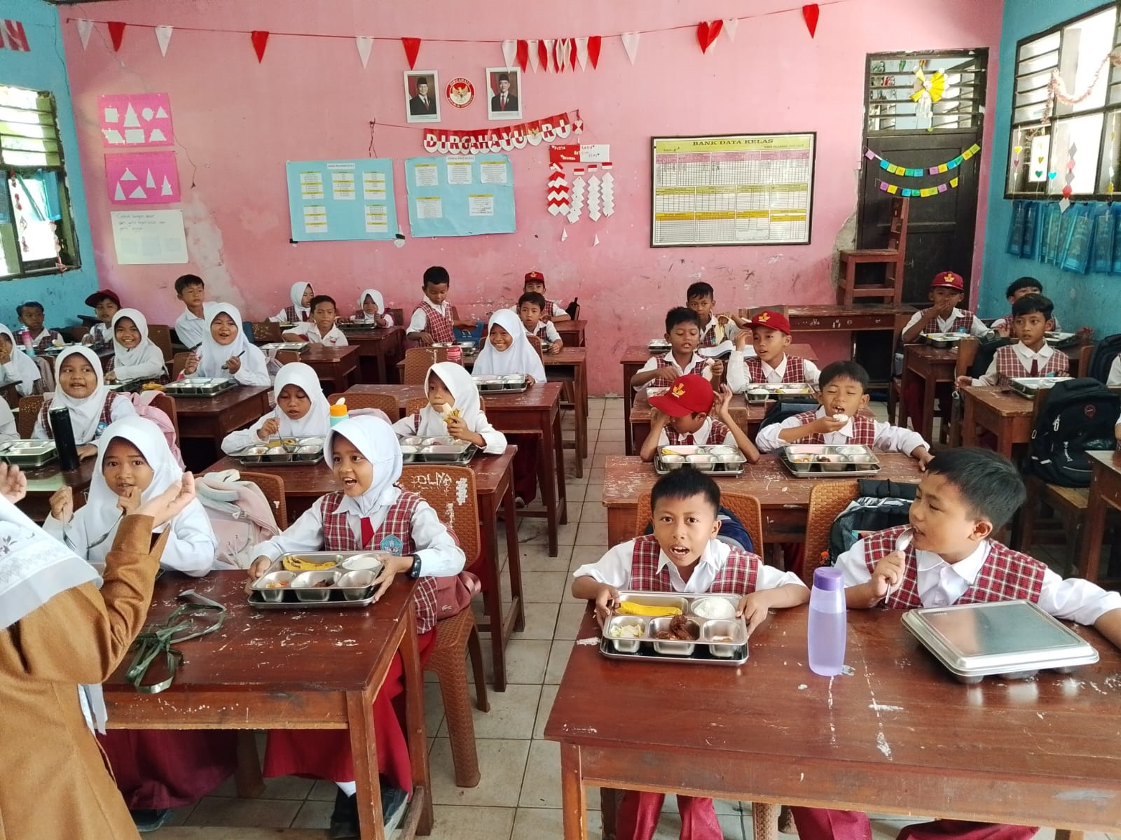 Sejumlah Siswa di Kecamatan Warunggunung siap menyantap makanan dari program MBG, belum lama ini. Foto : A Fadilah/BantenEkspres.co.id 