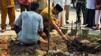 Camat Mauk Angga Yulyantono resmi letakkan batu pertama gapura Makam Raden Cimang, Senin, 22 Juni 2026. Foto: Pemerintah Desa Tanjung Anom
