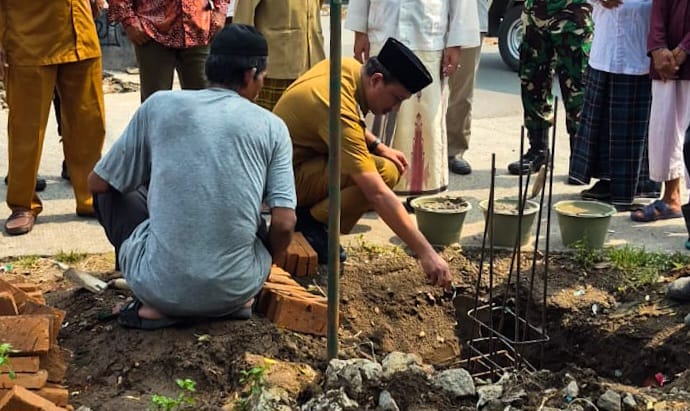 Camat Mauk Angga Yulyantono resmi letakkan batu pertama gapura Makam Raden Cimang, Senin, 22 Juni 2026. Foto: Pemerintah Desa Tanjung Anom
