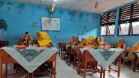 Para guru SDN Daan Mogot 1 saat mengikuti kegiatan evaluasi pembagian rapor dan persiapan tahun ajaran baru.