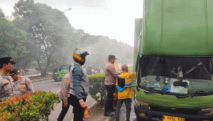 Truk Box Terbakar di Depan Pasar Tanah Tinggi, Polisi Patroli Sigap Padamkan Api