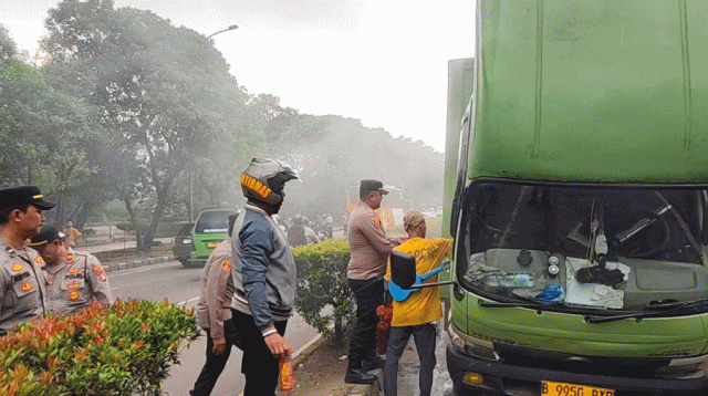 Truk Box Terbakar di Depan Pasar Tanah Tinggi, Polisi Patroli Sigap Padamkan Api