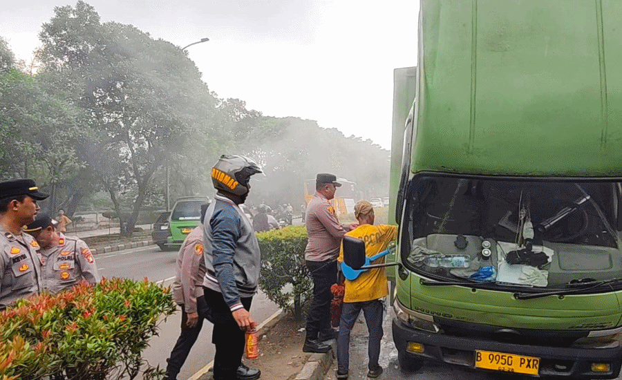 Truk Box Terbakar di Depan Pasar Tanah Tinggi, Polisi Patroli Sigap Padamkan Api