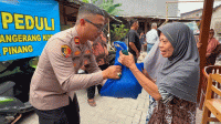 Polsek Pinang Bagikan 125 Kilo Beras untuk 25 KK di Neroktog