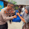Polsek Pinang Bagikan 125 Kilo Beras untuk 25 KK di Neroktog