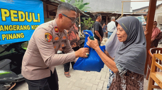 Polsek Pinang Bagikan 125 Kilo Beras untuk 25 KK di Neroktog