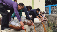 Jaga Ekosistem Kolam Retensi, Pegiat TPS3R Sukamulya Tebar 350 Liter Eco Enzyme