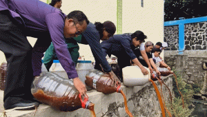 Jaga Ekosistem Kolam Retensi, Pegiat TPS3R Sukamulya Tebar 350 Liter Eco Enzyme