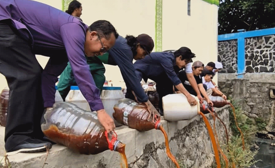Jaga Ekosistem Kolam Retensi, Pegiat TPS3R Sukamulya Tebar 350 Liter Eco Enzyme