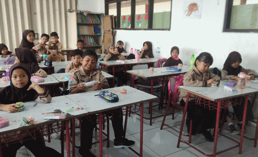 Hari Terakhir ASAS, Siswa Kelas 1 SDN Larangan 6 Berkreasi Membuat Menara dari Kertas Warna-Warni