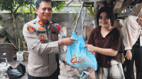 Sambut HUT Polri ke-80, Polsek Cisauk Bagikan Sembako untuk Mahasiswa Perantau