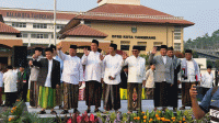Doorprize Umroh, Ribuan Warga Antusias Ikut Jalan Sarungan