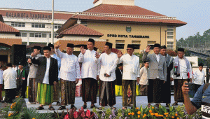 Doorprize Umroh, Ribuan Warga Antusias Ikut Jalan Sarungan
