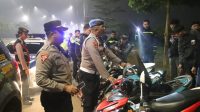 Anggota Polres Tangsel memeriksa kendaraan milik rengendara saat patroli razia stasioner. Humas Polres Tangsel For Bantenekspres.co.id