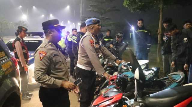 Anggota Polres Tangsel memeriksa kendaraan milik rengendara saat patroli razia stasioner. Humas Polres Tangsel For Bantenekspres.co.id
