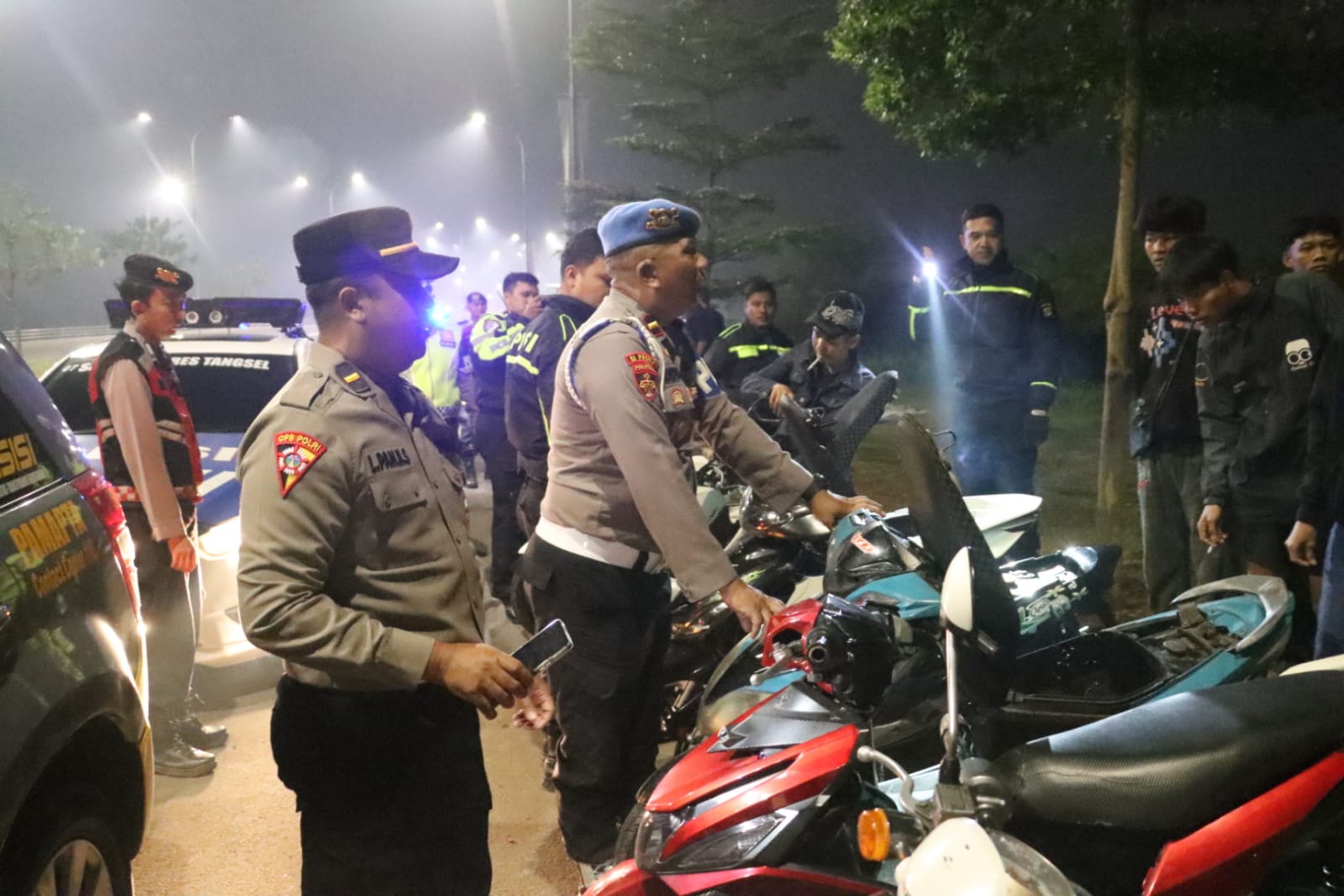 Anggota Polres Tangsel memeriksa kendaraan milik rengendara saat patroli razia stasioner. Humas Polres Tangsel For Bantenekspres.co.id