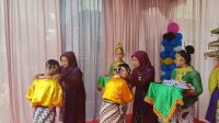 Kepala Sekolah SDN Kereo 7, Nursiah memberikan penyematan kepada siswa saat prosesi wisuda, Minggu (31/5). Dhuyuf/Bantenekspres.co.id.