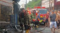 BPBD Kabupaten Tangerang melakukan pemadaman kebakaran di bengkel dan warung sembako di Kecamatan Cikupa.
