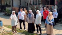 TP-PKK Kecamatan Cikupa bersama tenaga Kesehatan puskesmas Cikupa melakukan monitoring wilayah memastikan sudah Ber-PHBS. Randy/Banteneskpres.co.id