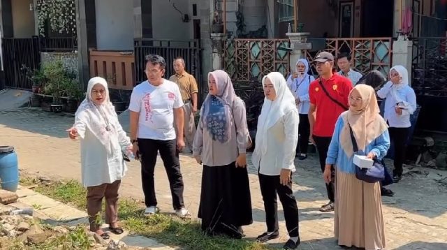 TP-PKK Kecamatan Cikupa bersama tenaga Kesehatan puskesmas Cikupa melakukan monitoring wilayah memastikan sudah Ber-PHBS. Randy/Banteneskpres.co.id