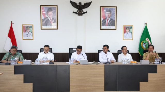 Gubernur Banten, Andra Soni memimpin rapat bersama BPJT, dan pihak terkait lainnya di kantor Gubernur Banten, Kota Tangerang Selatan, belum lama ini. Foto Pemprov Banten for Banten Ekspres